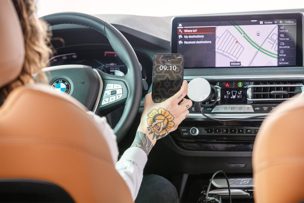 wireless charging vent mount with magsafe phone case